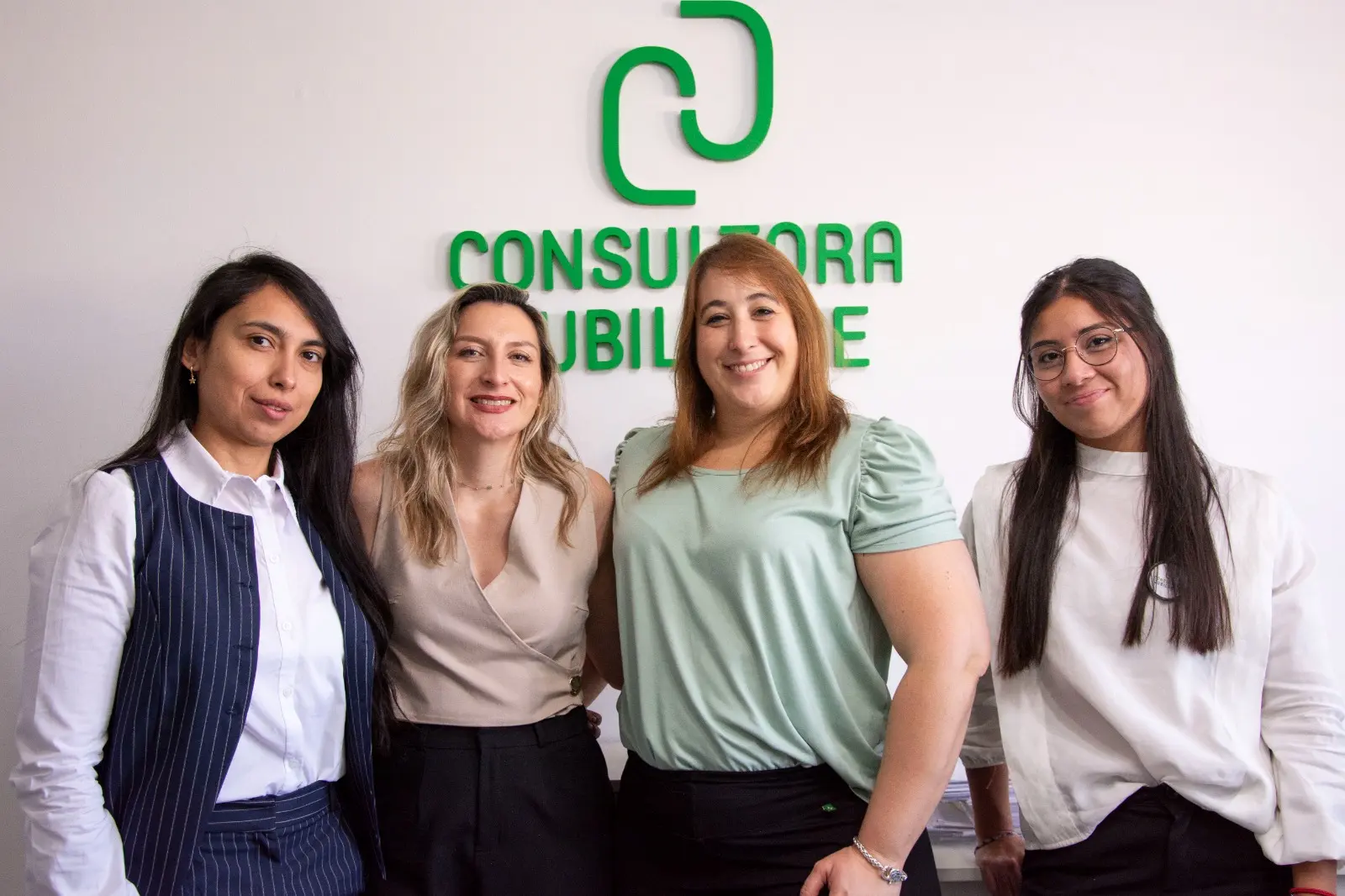 Equipo de Consultora Jubilarse junto a su identidad visual